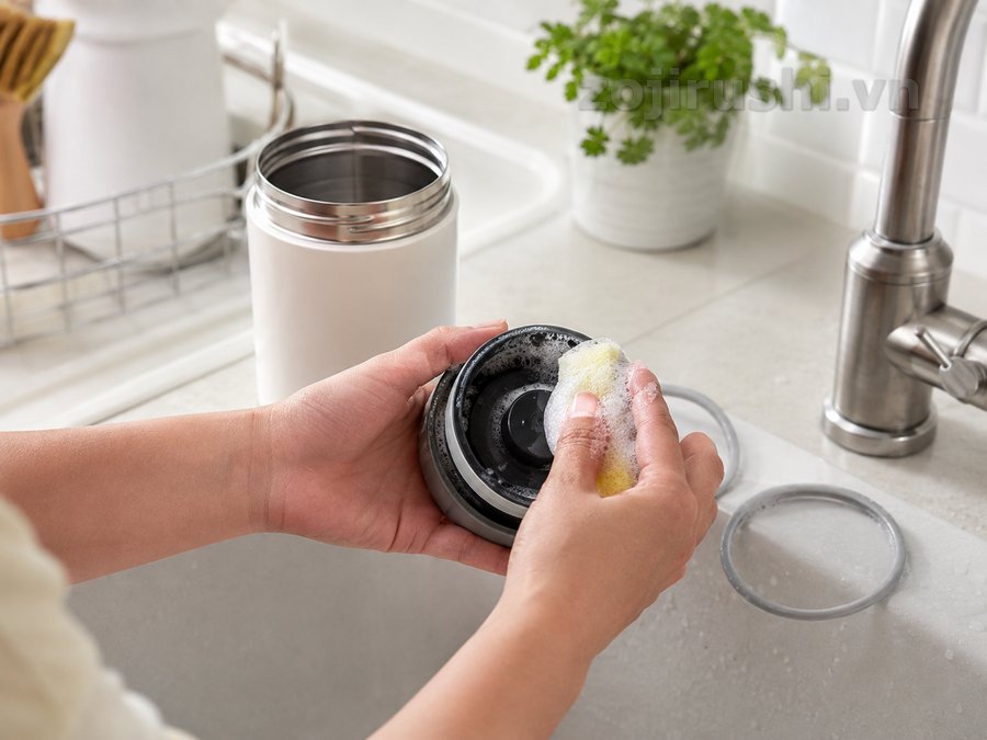 Cách vệ sinh cà men cơm Zojirushi và xử lý mùi ở gioăng nắp 1 Cách vệ sinh cà men cơm Zojirushi
